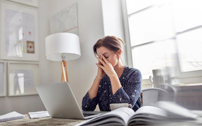 Wedding Planning Pain Points - Frustrated Woman On Laptop